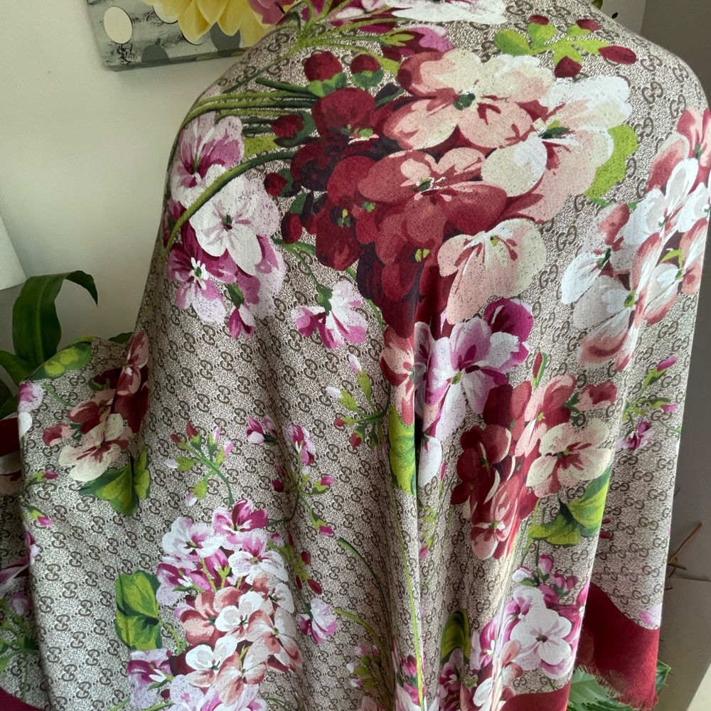 Gucci Monogram Floral Wool lightweight Wrap Shawl. - Picture 6 of 15